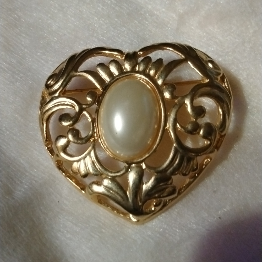 AAI Pearl brooch gold tone with faux pearl, heart signed AAI (sku 448)